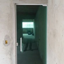 Porta de abrir vidro verde.